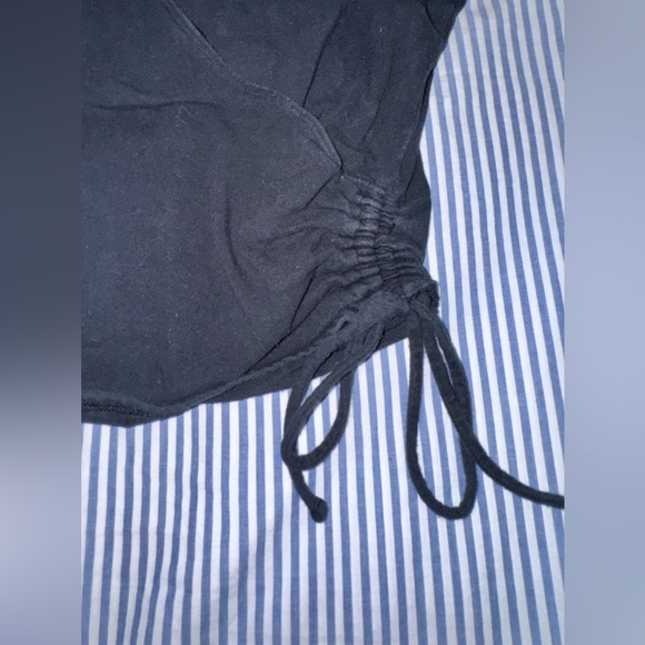 Hollister Women’s US S Black Cropped Crossover Wrap Side Baby Tee - Picture 10 of 10